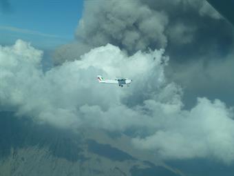 UMT-Messflugzeug bei einem Forschungsflug bei einer Eruption des Sakurajima-Vulkans in Japan